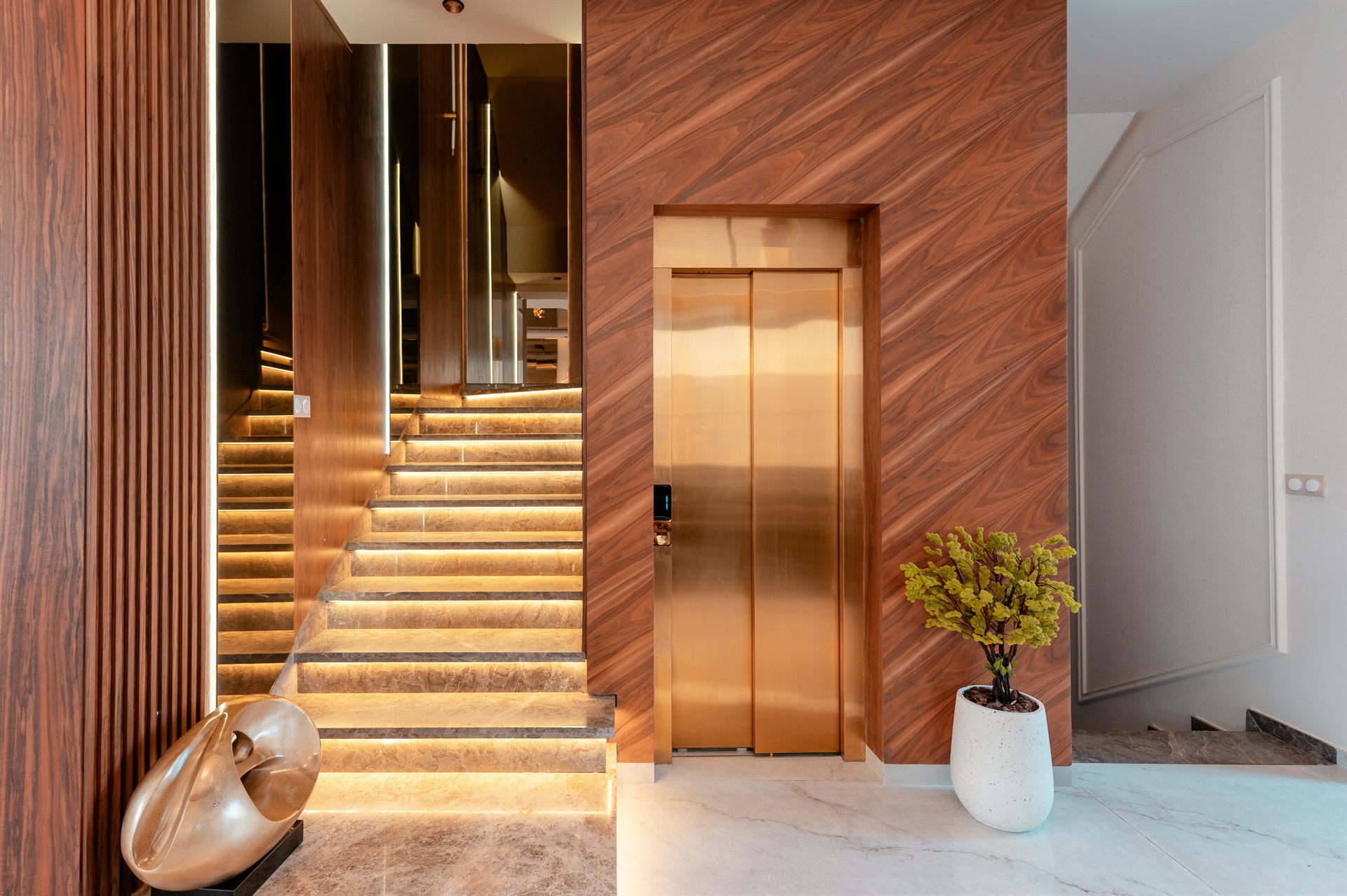 Escalier LED ascenseur habillage noyer Decozan
